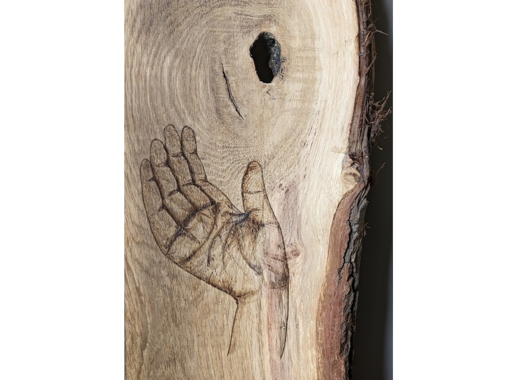 hand - hout in herinnering - Uitreikend naar het licht - rouwhout - houten herinneringsproduct - rememberme webshop